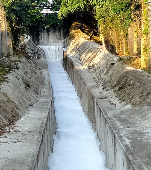 美军|驻日美军正吃烧烤，灭火泡沫连喷半小时，流出基地染白河流
