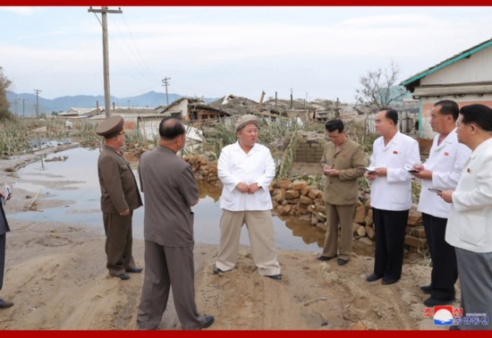 金正恩|台风致朝鲜1000多户房屋被毁 金正恩实地考察灾区
