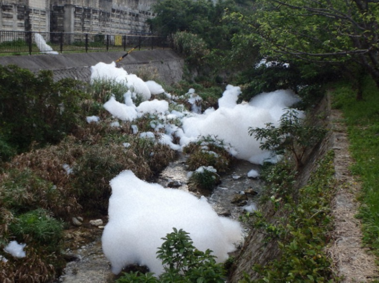 美军|驻日美军正吃烧烤，灭火泡沫连喷半小时，流出基地染白河流