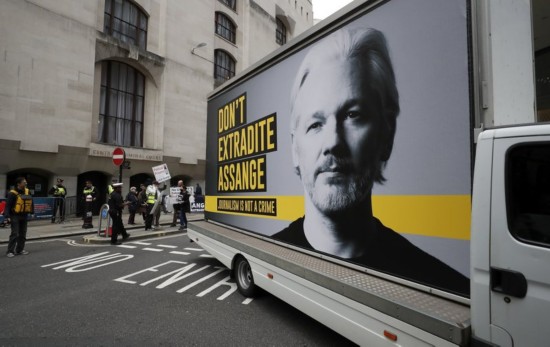 △网图:伦敦法庭听证会外, 阿桑奇支持者的车