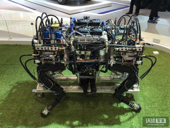 机器狗|科幻电影画面成真:美军士兵带着机器狗巡逻保卫机场