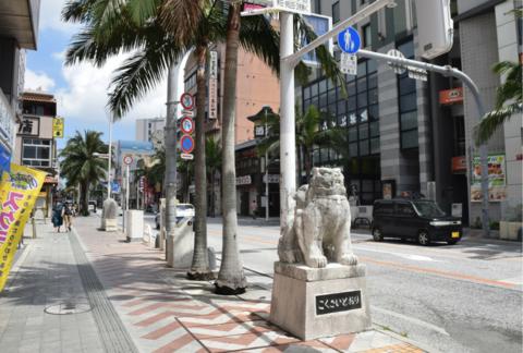 冲绳县那霸市国际大道,街上空空荡荡(日本时事通信社)
