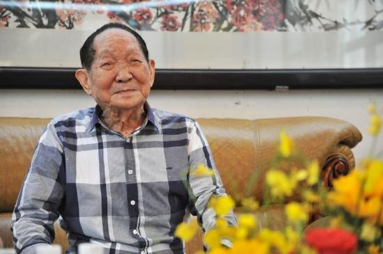 9月7日，袁隆平在家中会客厅介绍自己的科研进展和近期目标。（周勉 摄）