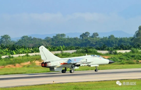 训练|多图｜南部战区海军航空兵开展多型武器实弹攻击训练