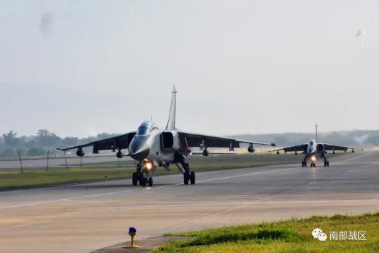 训练|多图｜南部战区海军航空兵开展多型武器实弹攻击训练