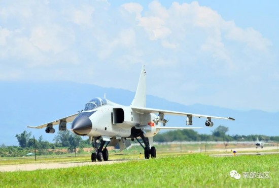 训练|多图｜南部战区海军航空兵开展多型武器实弹攻击训练