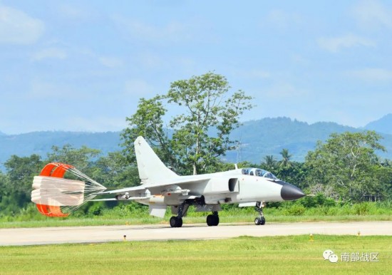 训练|多图｜南部战区海军航空兵开展多型武器实弹攻击训练