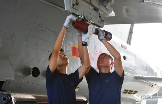 训练|多图｜南部战区海军航空兵开展多型武器实弹攻击训练