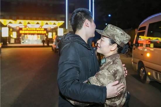 战区|3个月，20张图，记录白衣战士“战疫”温暖瞬间