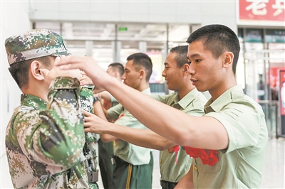 老兵|接站退伍老兵，准新兵接力报国参军