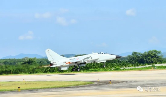 训练|多图｜南部战区海军航空兵开展多型武器实弹攻击训练