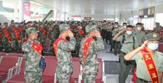 新兵|河南焦作：入伍新兵车站偶遇退伍老兵