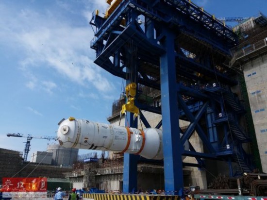 资料图片：中国&ldquo;华龙一号&rdquo;核电装置进行关键设备的安装。（ 新华社发）