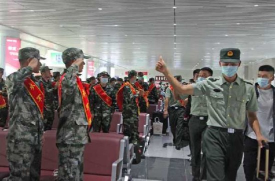 新兵|河南焦作：入伍新兵车站偶遇退伍老兵