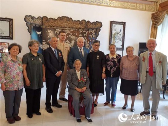 俄驻华大使杰尼索夫与获奖者合影。杨倩摄