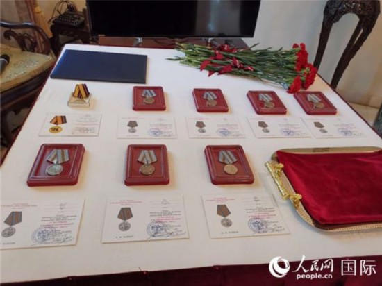 待授勋章。杨倩摄