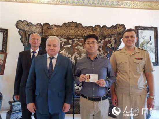 俄驻华大使杰尼索夫与谌达军合影。杨倩摄