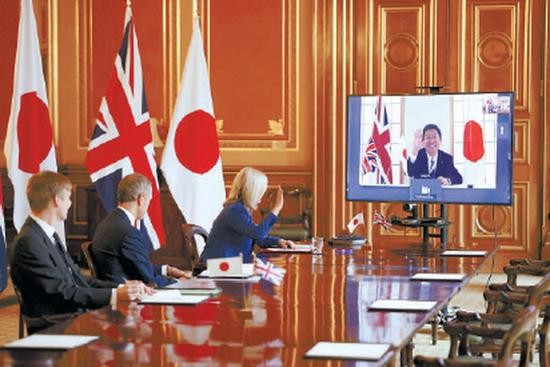 9月11日,在英国伦敦,英国国际贸易大臣伊丽莎白&middot;特拉斯(左三)与日本外务大臣茂木敏充(屏幕中)举行视频会议。新华社发