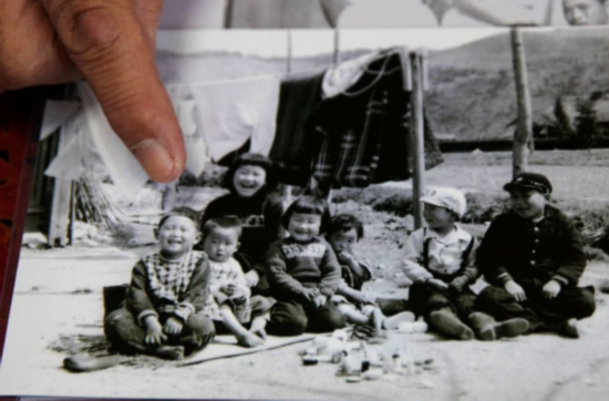 童年时代的菅义伟(左一)。新华社/路透