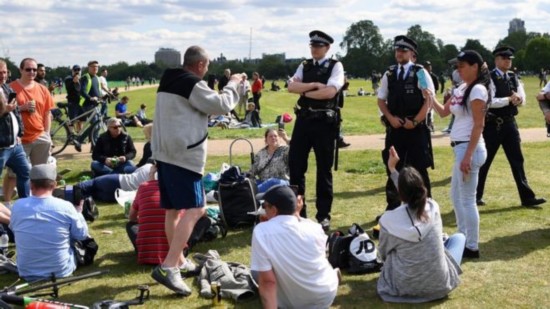 英国|英国六人以上聚集禁令生效 政府鼓励民众报警举报违规者