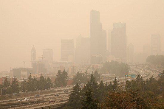 △山火产生的烟尘笼罩着华盛顿州西雅图市 图片来源:《纽约时报》