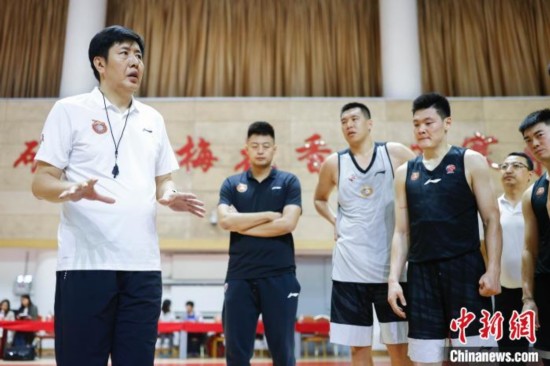 训练结束后,丁伟对球队训练进行总结。 胡远嘉 摄