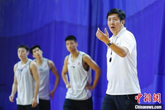 山西男篮在训练中,丁伟教练在场边指导。 胡远嘉 摄