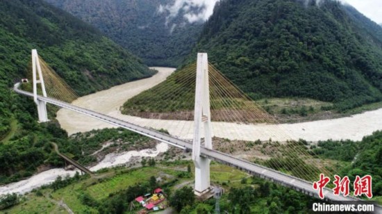 西藏交通、教育、边境发展见证五年变化