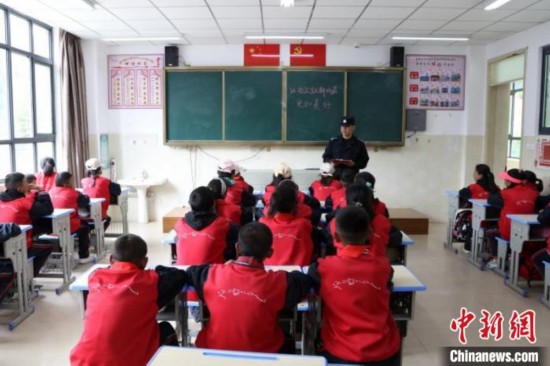 图为民警在边境学校宣传边境政策法规。 亚东出入境边防检查站供图 摄