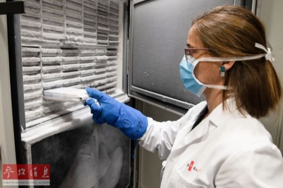  资料图片：2020年5月4日，西班牙巴塞罗那大学IDIBAPS生物实验室的工作人员对新冠病毒样本进行操作。 （图片来源：彩色通稿）