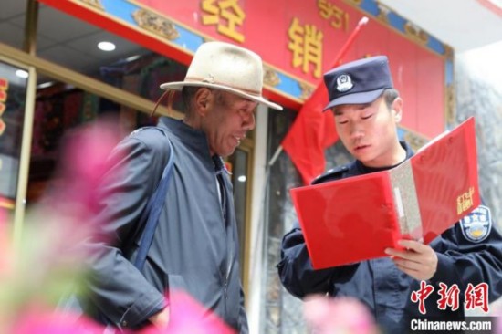 图为民警在边境村庄宣传边境政策法规。 亚东出入境边防检查站供图 摄