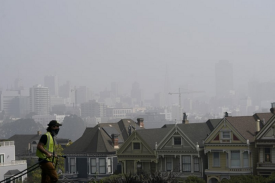 人们居住区被笼罩在黄绿色的烟雾中 图：AP