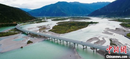 图为西藏境内的高等级公路。 西藏自治区交通厅供图 摄