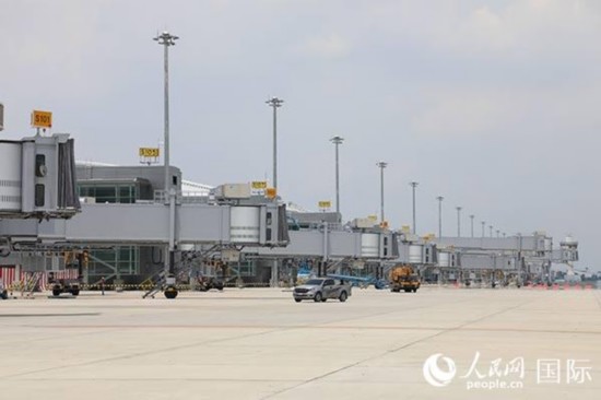 由中国建筑承建的泰国曼谷素旺纳普机场新候机楼项目接近完工。人民网记者 赵益普摄