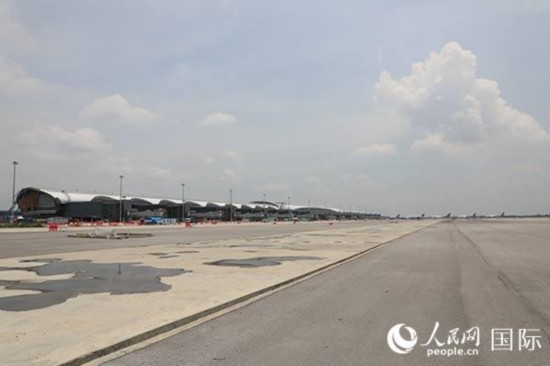 由中国建筑承建的泰国曼谷素旺纳普机场新候机楼项目接近完工。人民网记者 赵益普摄
