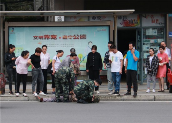 男子|男子突然倒地昏迷 武警官兵果敢施救