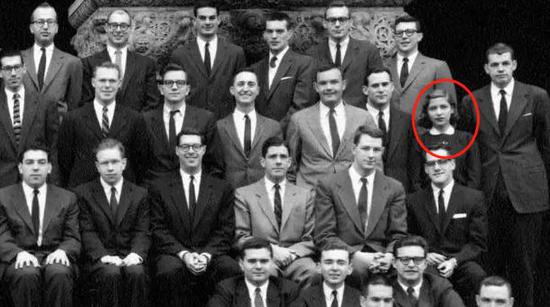 &middot;20世纪50年代，哈佛大学法学院合影中，金斯伯格是唯一一位女性。 