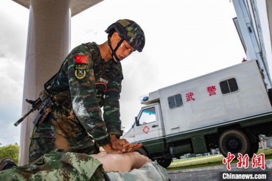 武警广西特战队员开展雨中&ldquo;对决&rdquo;