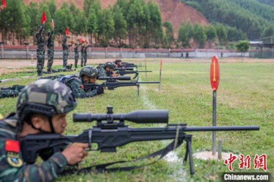 武警广西特战队员开展雨中&ldquo;对决&rdquo;