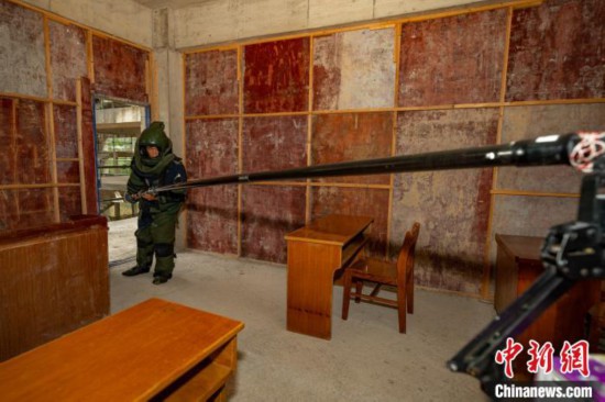 武警广西特战队员开展雨中&ldquo;对决&rdquo;