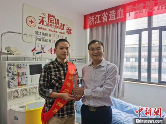 王勇收到爱心奖杯。鄞州二院供图