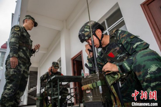 武警广西特战队员开展雨中&ldquo;对决&rdquo;