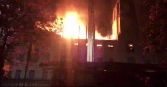 东非|乌干达首都地标建筑发生大火 历史学家：东非地区重大损失