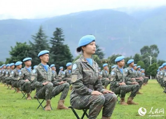 女飞行员|女飞行员驾机千里投送空降兵！网友：颜值与实力齐飞