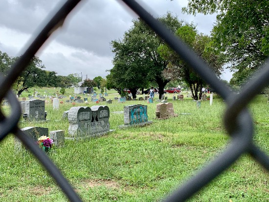 黑人社区|美15座黑人墓碑接连遭破坏 被泼蓝色油漆