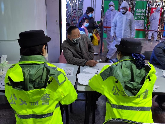 疫情期间，女子辅警队全员上岗，守住了入沪大门