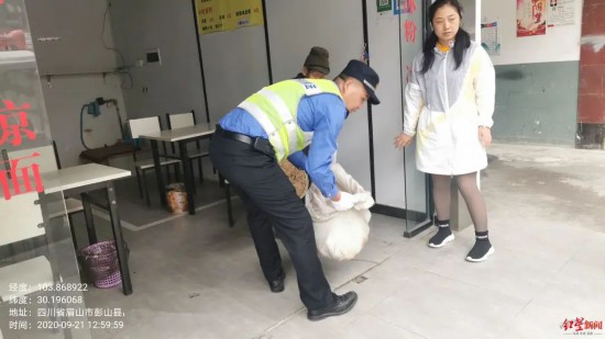  执法队员帮助老人