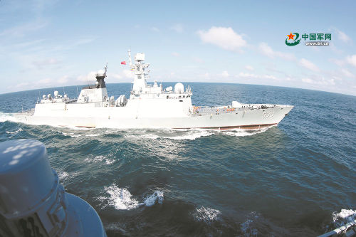 火箭深弹|海军某驱逐舰支队开展实战化演练，军舰离港就进“战场”