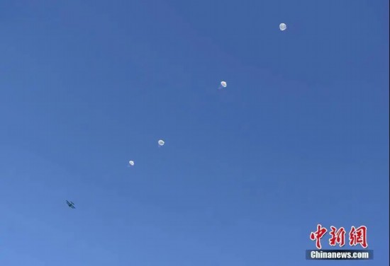 女飞行员|女飞行员驾机千里投送空降兵！网友：颜值与实力齐飞