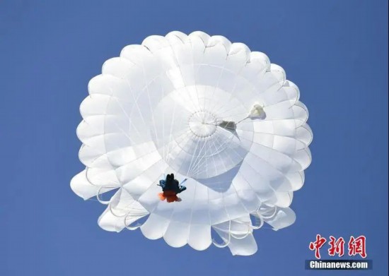 女飞行员|女飞行员驾机千里投送空降兵！网友：颜值与实力齐飞